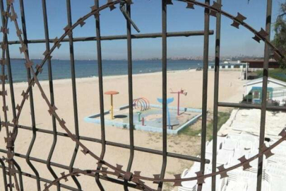 Belediye plajı kirlilikten kapalı, 200 metre mesafedeki özel plaj açık; giriş 300 lira