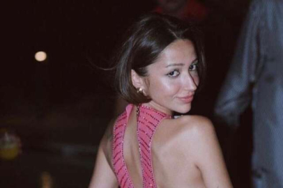 Zeynep Bastık transparan tulumuyla poz verdi