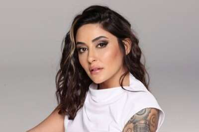 Melek Mosso'dan aşk pozları geldi! Dövmelere yorum yağdı