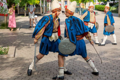 Bursa Tahtakıran Kılıç Kalkan Halk Oyunları ekibi, Zagreb'de sahne aldı