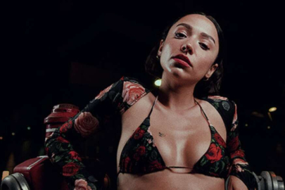 Zeynep Bastık plajda tuvalete girip selfie çekince...