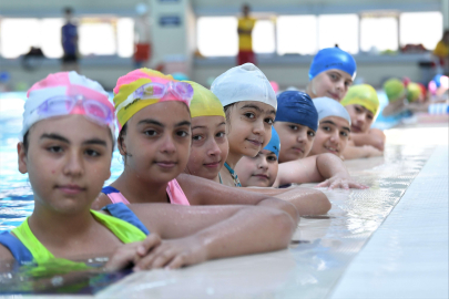 Bursa Osmangazi Belediyesi çocuk ve gençlere yüzme öğretiyor