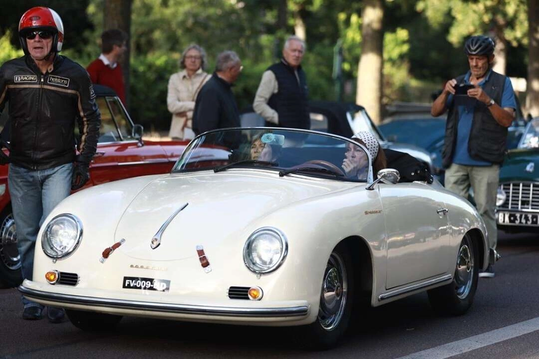 Fransa'daki "Klasik Otomobil Festivali" görenleri mest etti