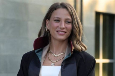 Serenay Sarıkaya'nın saçları sosyal medyayı ikiye böldü! 'Peruk mu, değil mi?'