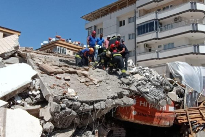 Hatay'da yıkım sırasında molozların altında kaldı