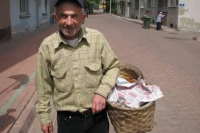 Fenalaşarak yere yığılan 79 yaşındaki simitçi hastanede hayatını kaybetti