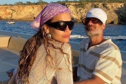 Rita Ora teknede kocasına poz verdi! Bikinili hali dikkat çekti
