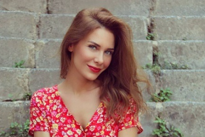 Gözde Mukavelat evinin salonunda otururken kurşun duvara isabet etti