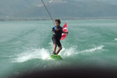 30 Ağustos Zafer Bayramı'nda İznik Gölü'nde Wakeboard ile kutlama