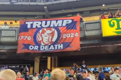 Beyzbol maçında "Ya Trump ya Ölüm" yazılı pankart açıldı