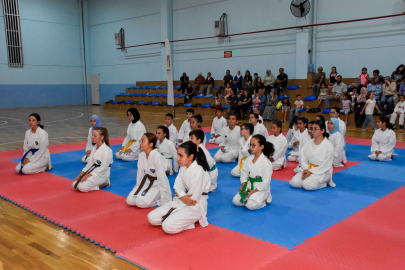 Bursa'da Karacabey'in genç karatecileri yeni kuşaklarını aldı