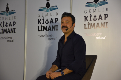 Oyuncu ve yazar Bülent Emrah Parlak Bursa'da okurlarıyla buluştu