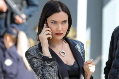 Şevval Sam galada dekoltesiyle dikkat çekti! Frikik vermemek için...