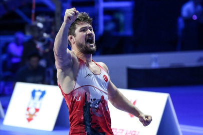 Milli sporcu Ali Cengiz, Dünya Güreş Şampiyonası'nda altın madalya kazandı