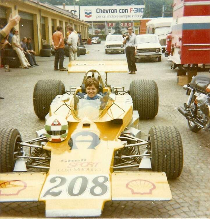 Bu şampiyonluğun ardından kariyerini uluslararası bir boyuta taşımak üzere 1971'de Londra'ya taşındı.