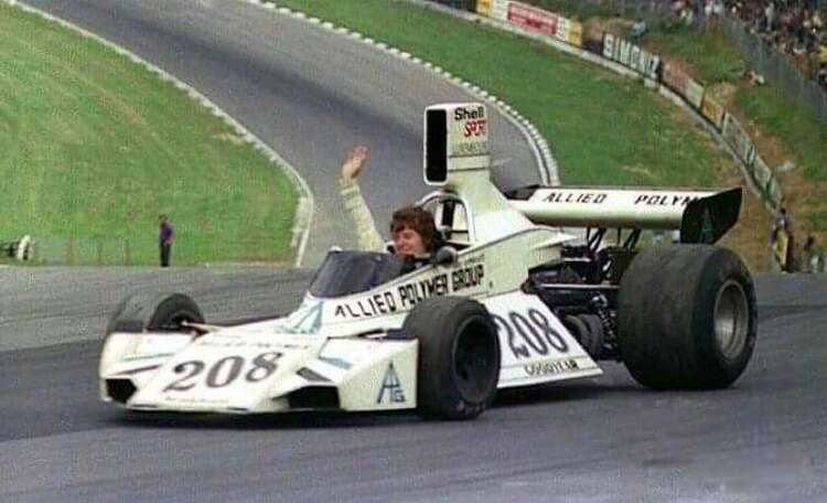 Dört seyirci olay yerinde, bir seyirci de kaldırıldığı hastanede hayatını kaybetti. Rolf Stommelen ise kazayı birkaç kırık kemikle atlattı.