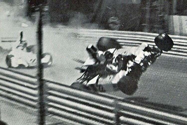 26. tura girildiğinde yarışı ilk iki sırada götüren Rolf Stommelen ve Carlos Pace, korkunç bir kazaya karıştı ve Stommelen aracıyla birlikte bariyerleri aşarak seyircilerin üzerine uçtu.