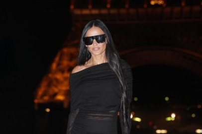 Demi Moore şeffaf elbisesine hakim olamayınca frikik verdi