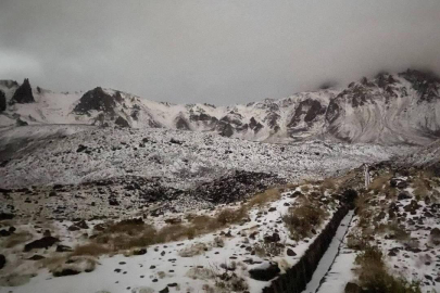 Erciyes Dağı'na mevsimin ilk karı düştü