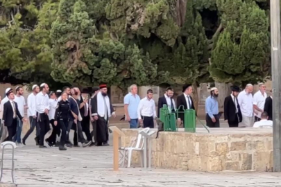 Yüzlerce fanatik Yahudi Mescid-i Aksa'ya baskın düzenledi