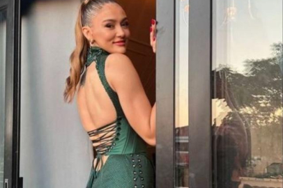 Zehra Güneş'in beline kadar inen sırt dekolteli tarzına beğeni yağdı