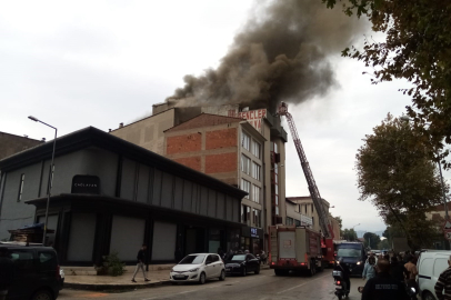 Bursa’da 5 katlı mobilya imalathanesinde yangın