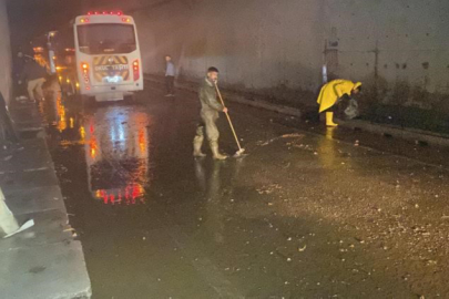 Cadde ve sokaklar sular altında kaldı, 3 araç arıza yaptı!