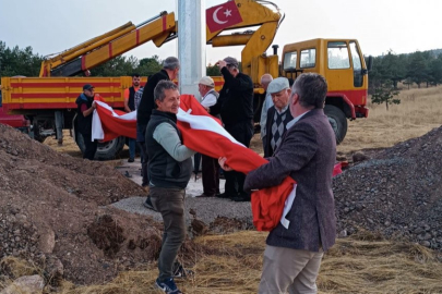 Çankırı’da dev Türk bayrağı göndere çekildi