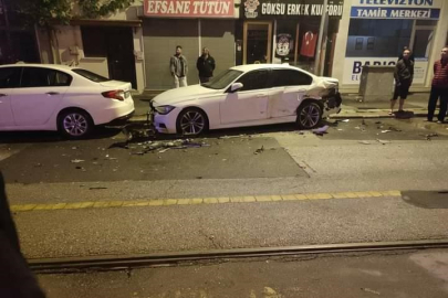 Direksiyon hakimiyetini kaybeden sürücü park halindeki araçlara çarptı