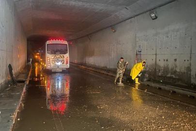 Kocaeli'de sağanak: Yollar göle döndü, 3 araç arıza yaptı