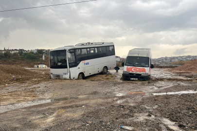 Sağanak yağış nedeniyle yol çöktü