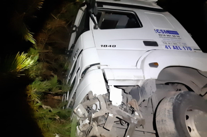 Tırın uçurumdan yuvarlanmasını dorsesi engelledi