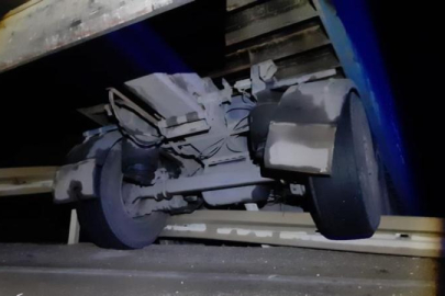 Tırın uçurumdan yuvarlanmasını dorsesi engelledi