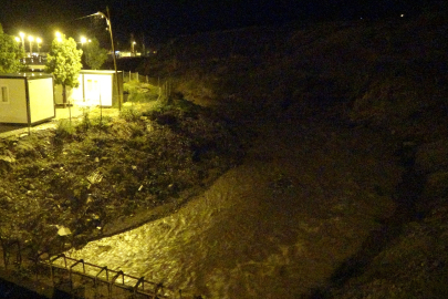 Yağışla birlikte su seviyesinin yükseldiği dere, depremzedeleri tedirgin etti