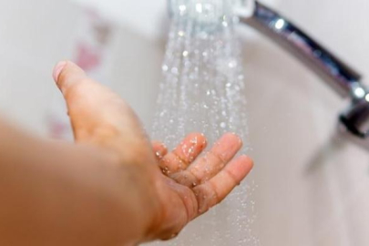 Yıllardır yanlış biliyormuşuz! Soğuk suyla duş almanın faydası...