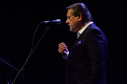 Bursa'da "Sezona Merhaba" konserinde Ahmet Özhan sahne aldı