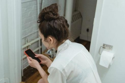 Telefonla tuvalette vakit geçirenler dikkat