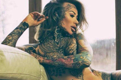 Vajina dövmesinden sonra sırada kalça dövmesi var!