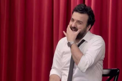 Hasan Can Kaya dekoltesini fark ettiği konuğunu rahat bırakmadı!