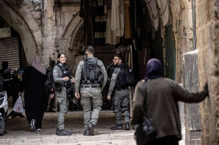 İSRAİL POLİSİ BARİKATLAR KURDU