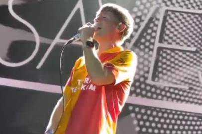 Saves the Day'in solisti sahneye Galatasaray formasıyla çıktı