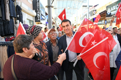 Bursa'da Başkan Dündar'dan çarşı esnafına Türk Bayrağı