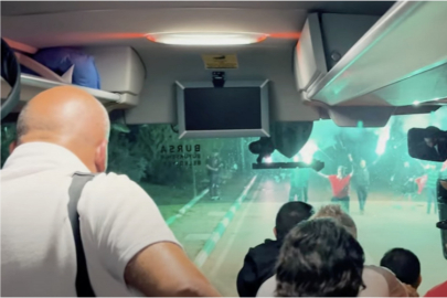 Bursaspor taraftarından Özlüce'de meşaleli karşılama