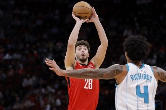 Alperen Şengün tarihe geçtiği maçta galibiyeti getirdi