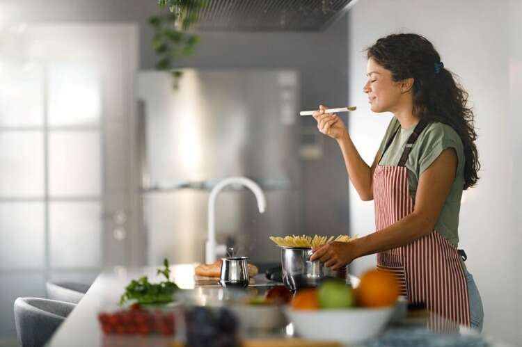 MAKARNAYI AZ TUZLU SUDA HAŞLAMAK VE SÜZERKEN YIKAMAK