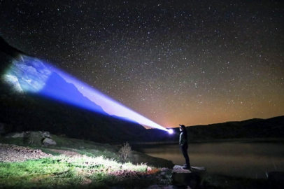 Bitlis'te yıldızla gölün bütünleşti! Gökyüzü şov yaptı