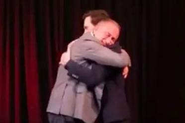 Atatürk filmini konuşurken duygulandılar! Aras Bulut İynemli ile Fatih Altaylı sarılıp ağlaştılar