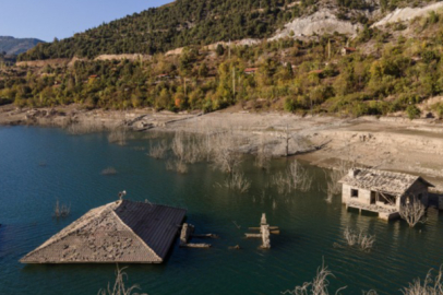 Sular çekilince taş evler gün yüzüne çıktı