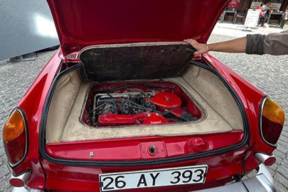 Komşusunun bahçesinde bulduğu aracı tadilat ile baştan yarattı!