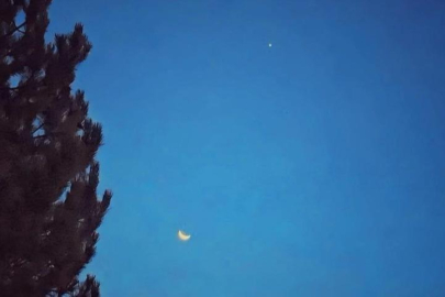 Ay ile yıldız gökyüzünde buluştu! İşte Türk bayrağını andıran o anlar